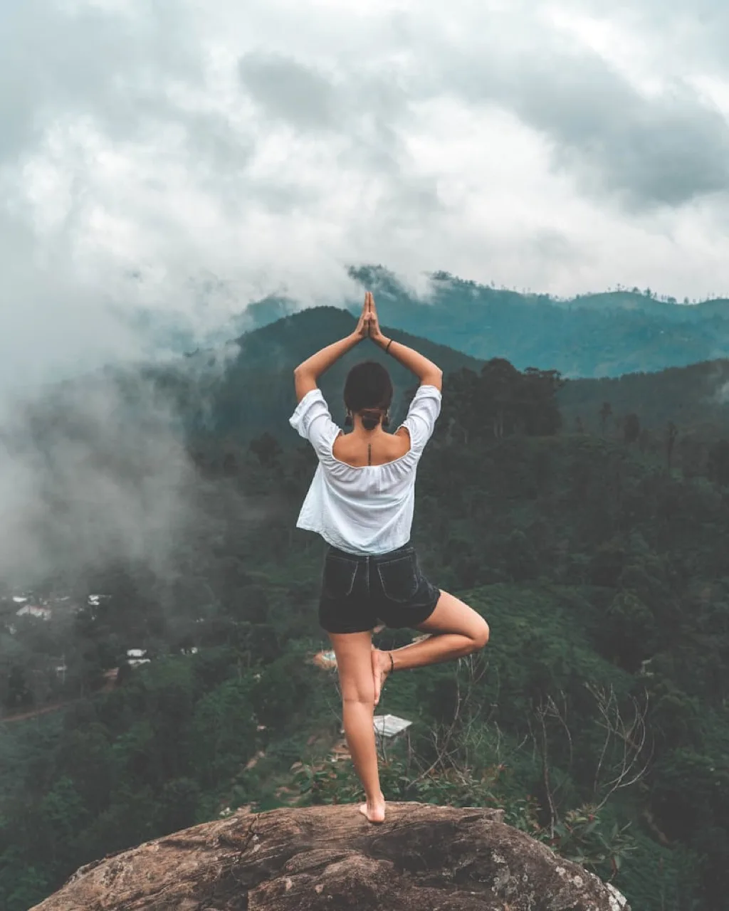 Rishikesh Yoga Retreat Guide 2026 — Best Ashrams